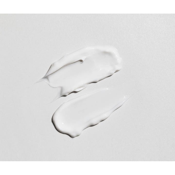 Swiss Clinic The Base+ 50 ml fugtgivende dagcreme viser to strøg af en fyldig og cremet hvid tekstur