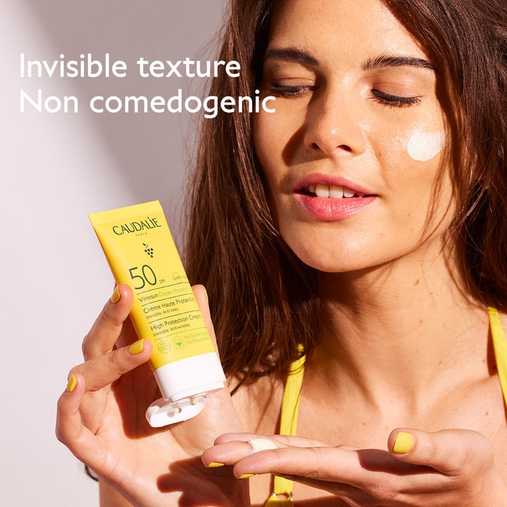 Caudalie Vinosun Protect Cream SPF50+ 50 ml solcreme til ansigtet med usynlig tekstur påføres fra gul tube.