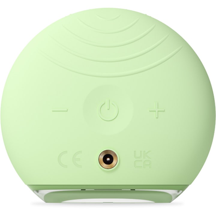 FOREO LUNA 4 go Pistachio 1 stk ansigtsrens skaber glød her vist fra bagsiden i lysegrøn silikone