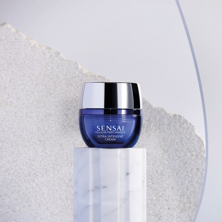 Sensai Cellular Performance Extra Intensive Cream 40 ml dagcreme i blå krukke med sølvlåg på en hvid marmorsøjle.
