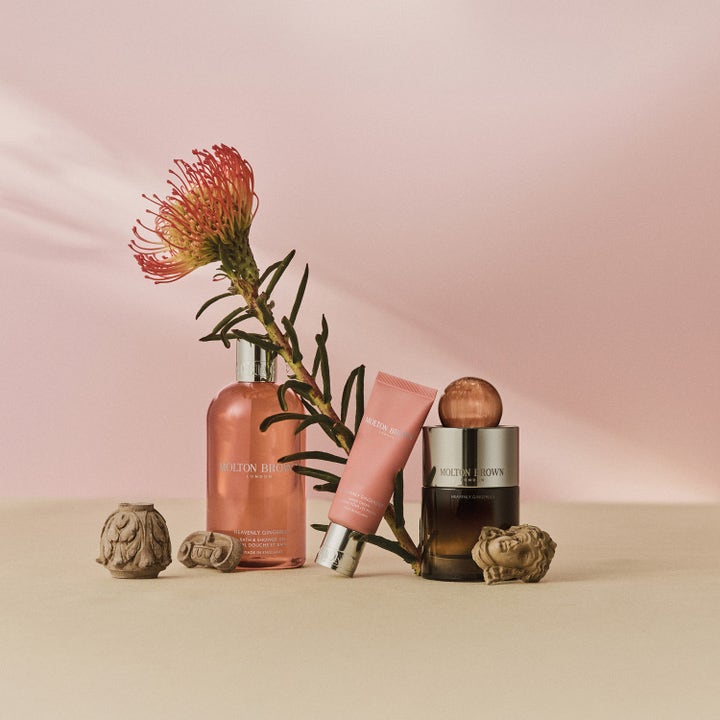 Molton Brown Heavenly Gingerlily Hand Cream 40 ml plejende håndcreme i lyserød tube ved en rød eksotisk blomst.