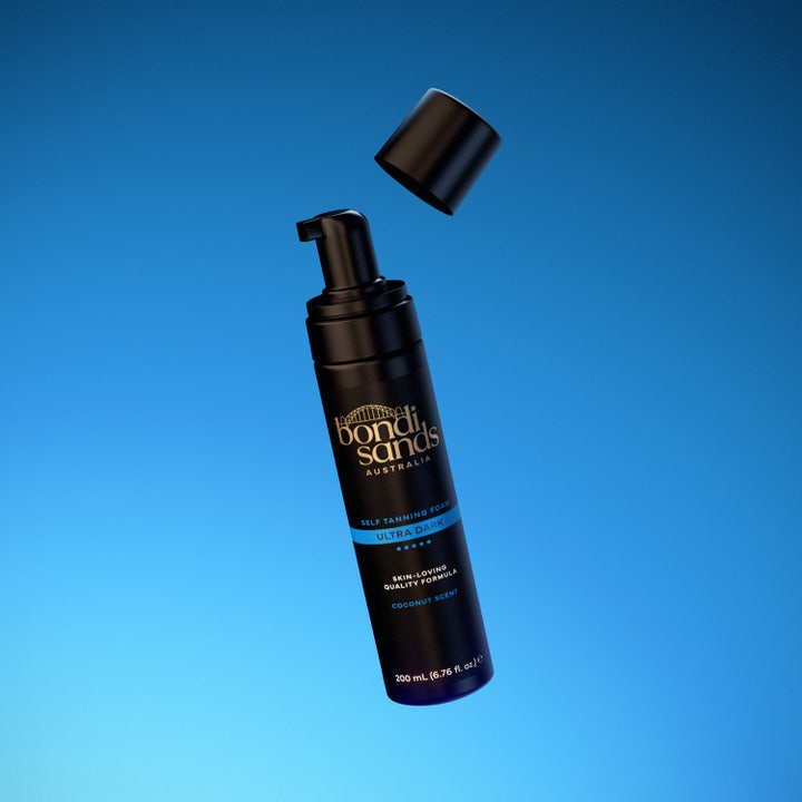Bondi Sands Self Tanning Foam Ultra Dark 200 ml giver dyb glød i en sort pumpeflaske med svævende låg.