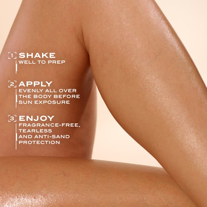 Lancaster Sun Beauty Body Mist SPF30 200 ml solcreme på hud med tekst om ryst før brug og anti-sand beskyttelse.