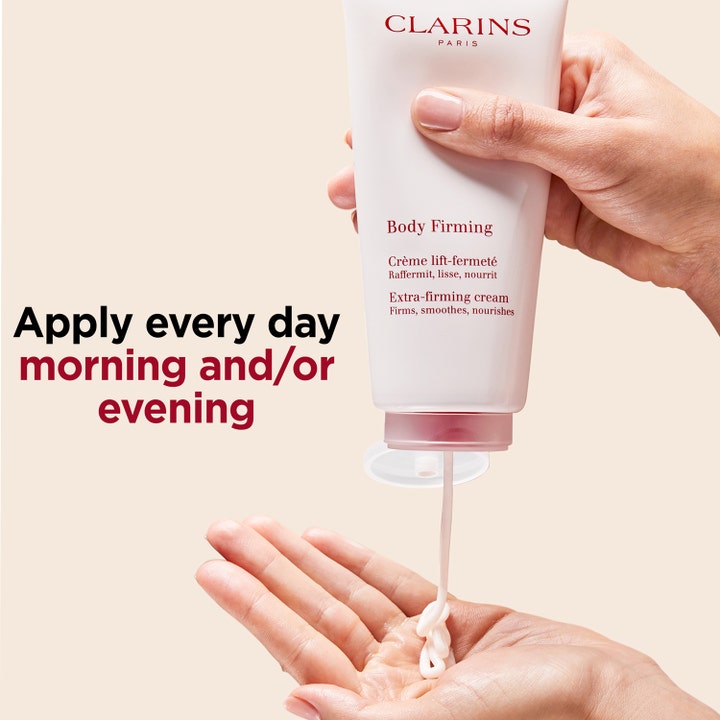 Clarins Body Firming Extra Firming Cream 200 ml opstrammende bodylotion hvid creme trykkes ud i en håndflade