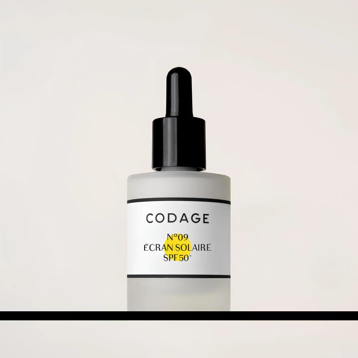 Codage Paris The Serum N°09 Sun Shield SPF 50+ 30 ml beskyttende solcreme i frostet glasflaske med sort pipette.