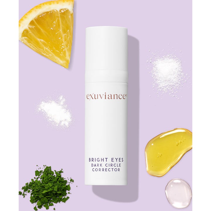 Exuviance Bright Eyes Dark Circle Corrector 15 g øjencreme mod mørke rande i hvid emballage med citronskive