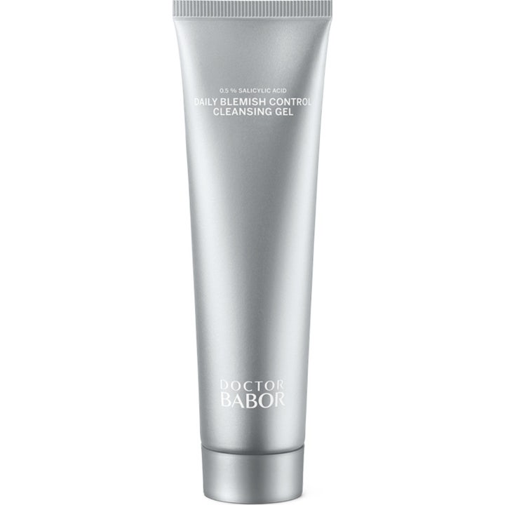 Doctor Babor Daily Blemish Control Cleansing Gel mod urenheder er en rensende gel i en sølvfarvet tube