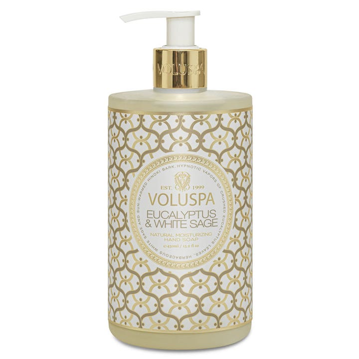Voluspa Eucalyptus & White Sage 450 ml fugtgivende håndsæbe i hvid pumpeflaske med elegant guld- og hvidt mønster