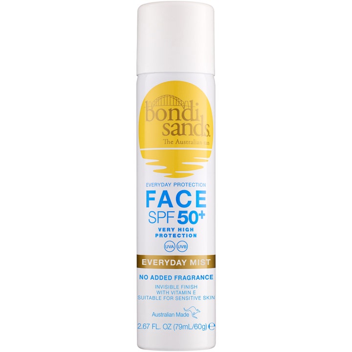 Bondi Sands Face SPF 50+ Everyday Mist 79 ml giver høj solbeskyttelse i en hvid sprayflaske med gult sollogo.