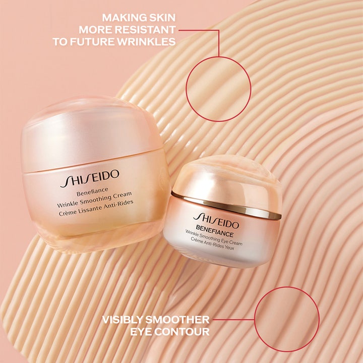 Shiseido Benefiance Wrinkle Smoothing Eye Cream 15 ml mod rynker i krukke på ferskenfarvet cremetekstur