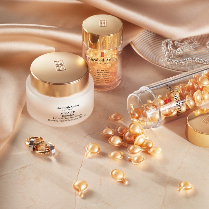 Elizabeth Arden Advanced Ceramide Daily Youth Restoring Serum 30 stk genopbyggende kapsler spredt ved en ansigtscreme.