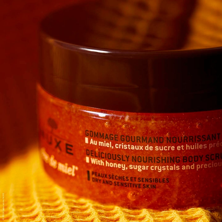 Nuxe Rêve de Miel Body Scrub 175 ml nærende kropspleje med sukkerkrystaller og honning i ravfarvet krukke.