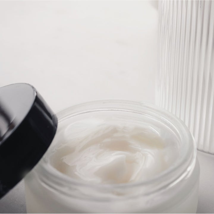 Codage Paris The Micro-Peeling Mask 50 ml eksfolierende ansigtsmaske i åben glaskrukke med hvid cremet tekstur