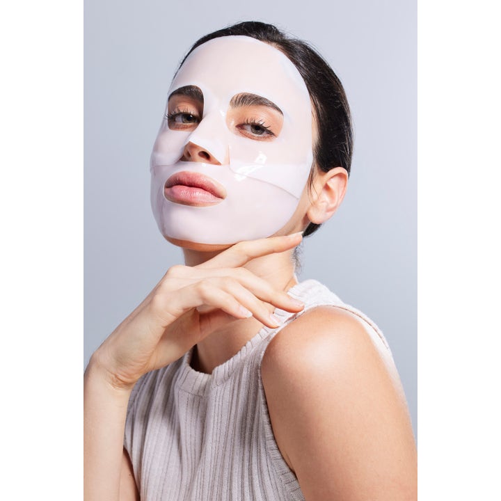 COSRX Advanced Snail Mucin Power Activating Hydrogel Mask 3 stk fugtgivende sheet mask påført en kvindes ansigt