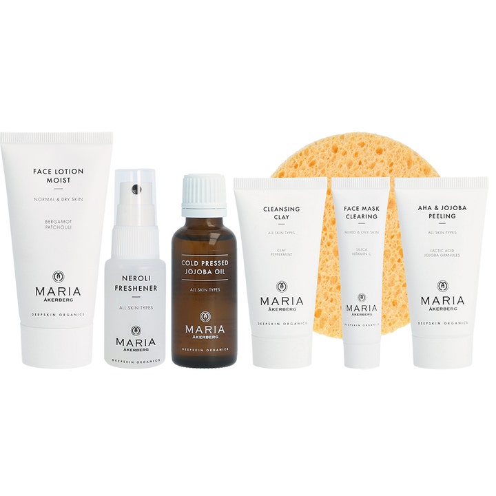 Maria Åkerberg Starter Kit Normal/Dry Skin hudplejesæt med hvide tuber og en gul ansigtssvamp til tør hud.