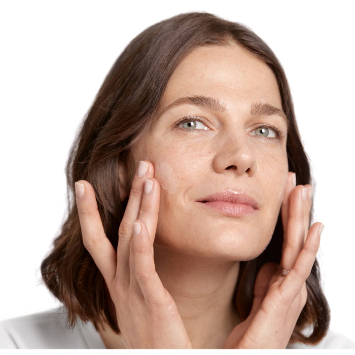 Clinique Smart Clinical Repair 50 ml rynkekorrigerende dagcreme der påføres af en kvinde på kinden