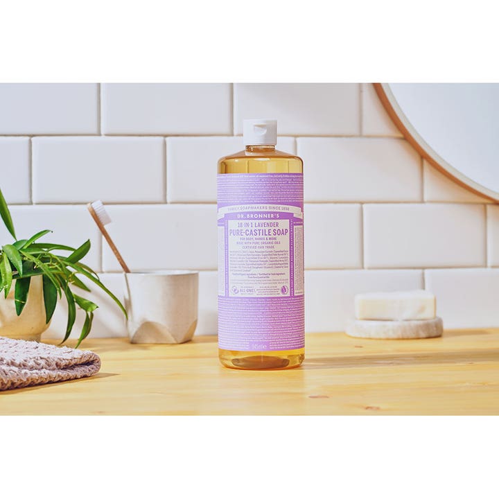 Dr. Bronner's Pure Castile Liquid Soap Lavender 945 ml beroligende håndsæbe i badeværelse med lilla 18-in-1 etiket.