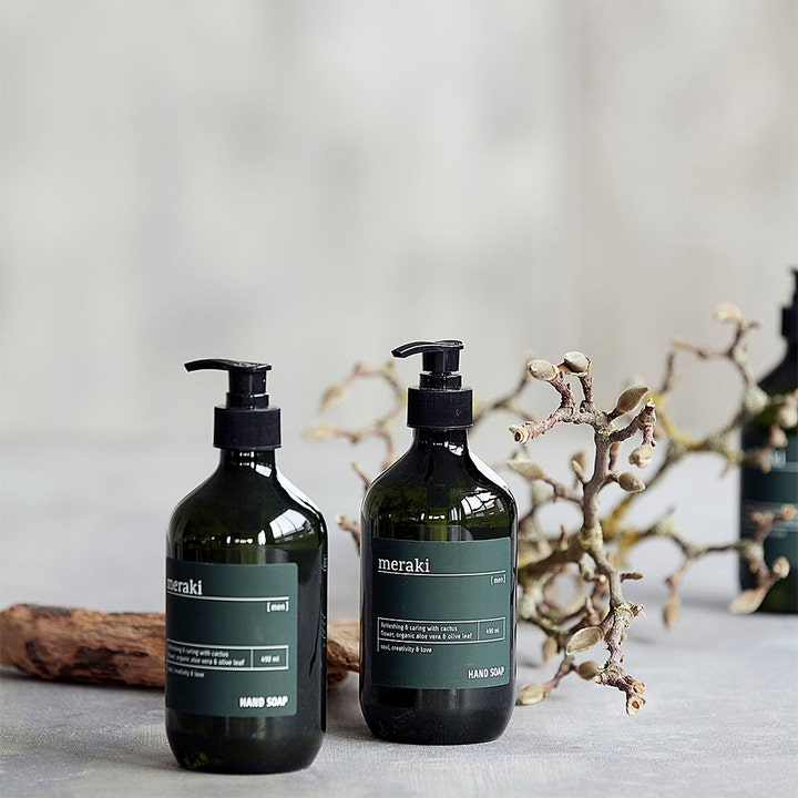 Meraki Hand Soap For Men 490 ml plejende håndsæbe i mørkegrønne flasker med sort pumpe i et rustikt miljø