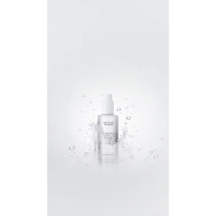 Niche Beauty Lab Transparent Lab Pure Glycerin Face Serum 50 ml i klar flaske omgivet af friske vandstænk