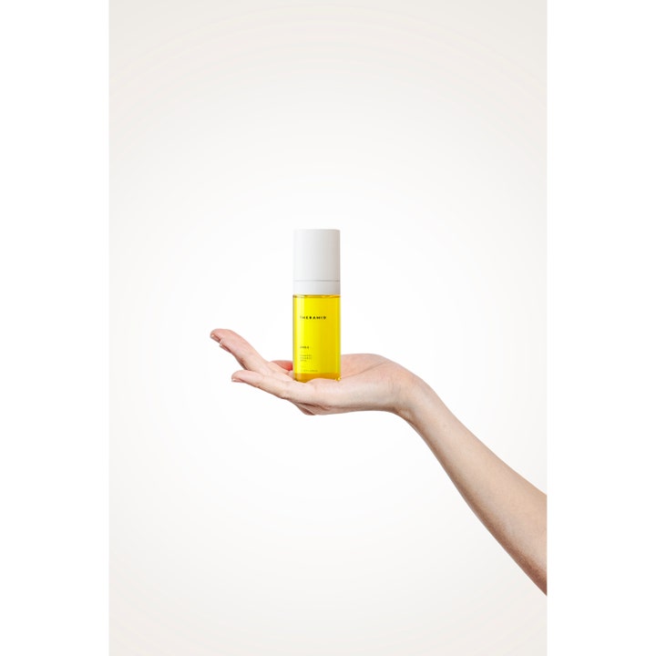 Niche Beauty Lab Theramid Lino 8 30 ml antioxidant serum med vitaminer i gul flaske holdt i en hånd
