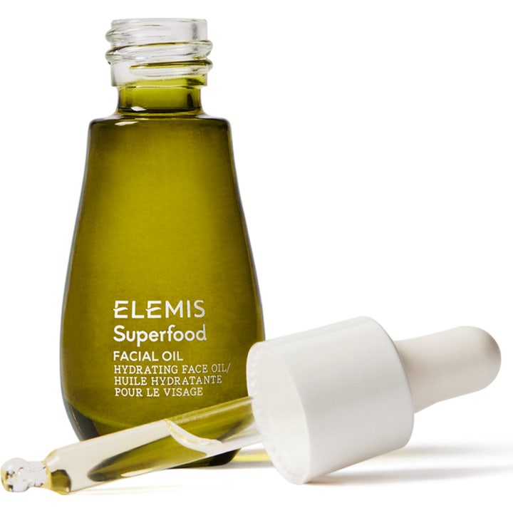 Elemis Superfood Facial Oil 15 ml fugtgivende ansigtsolie i grøn glasflaske med hvid pipette og gylden olie