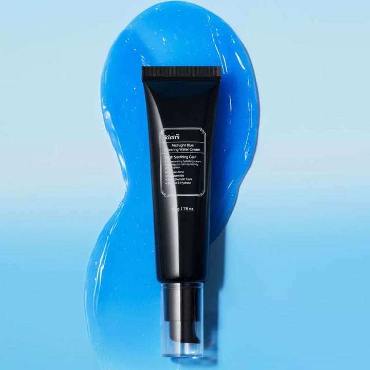 Klairs Midnight Blue Clearing Water Cream 50 g beroligende ansigtscreme i sort tube på en blå gel-tekstur