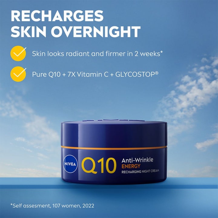 NIVEA Q10 Energy Recharging Night Cream 50 ml nattcreme i mørkeblå krukke mod himmelblå baggrund