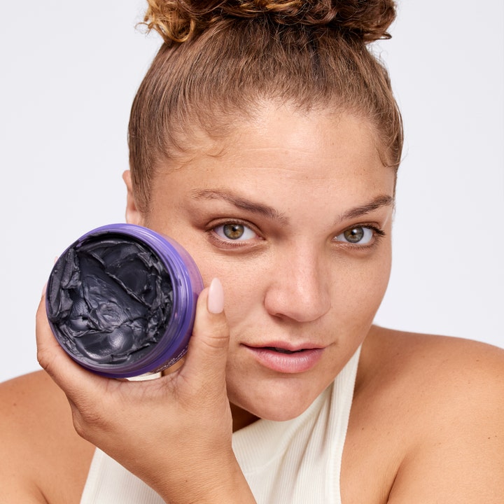 Clinique Take The Day Off Charcoal Detoxifying Cleansing Balm 125 ml ansigtsrens i lilla krukke vist af kvinde