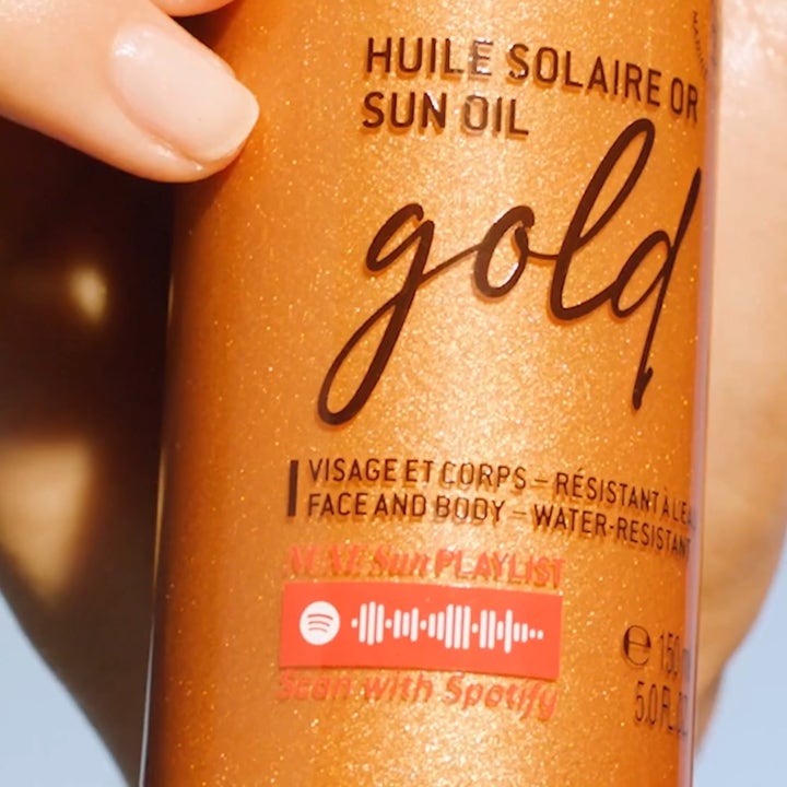 Nuxe Sun Tanning Oil Gold 150 ml beskyttende sololie SPF50 i glitrende guldflaske med Spotify-kode til krop og ansigt