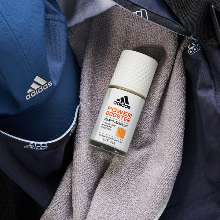 Adidas Adipower Booster Woman 50 ml roll-on deodorant i en sportstaske med et gråt håndklæde og en blå kasket