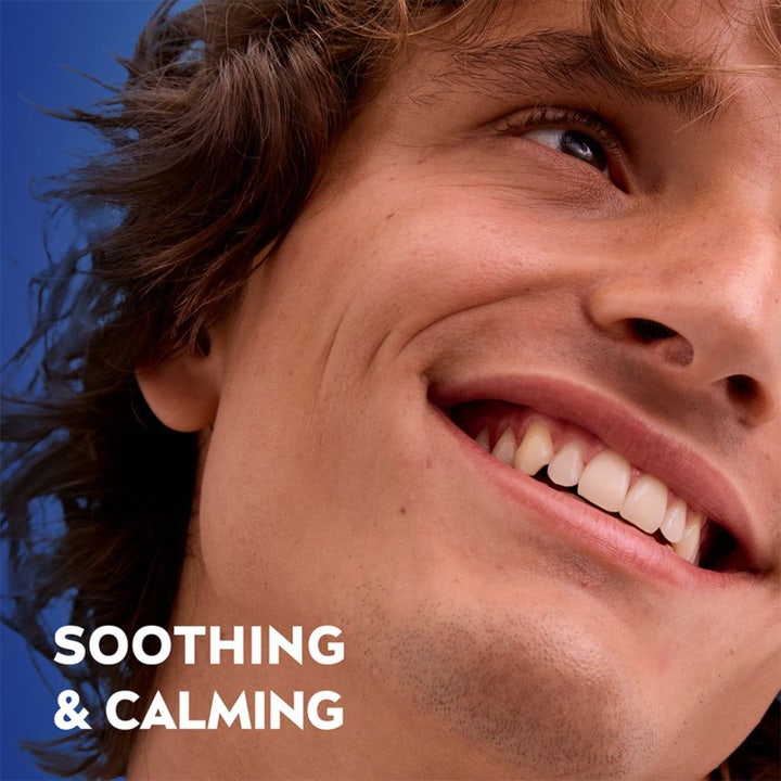 NIVEA MEN Sensitive After Shave Balm 100 ml beroligende hudpleje med teksten Soothing & Calming og en smilende mand