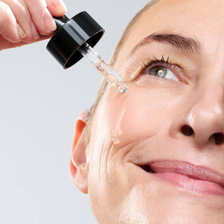 Currentbody Skin Green Tea Serum 30 ml påføres huden med pipette for at give intens fugt og glød.