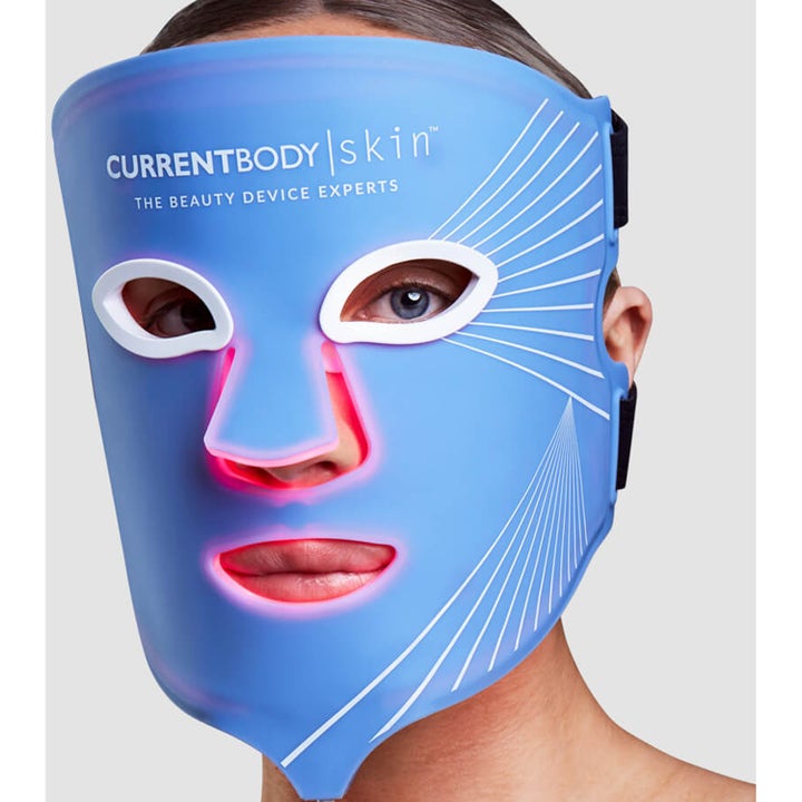 Currentbody Skin Anti-Blemish LED Face Mask mod urenheder er en lyseblå maske der lyser rødt omkring mund og næse