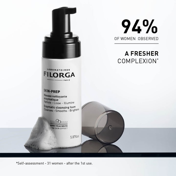 Filorga Skin-Prep Enzymatic Cleansing Foam 150 ml giver en friskere teint med hvidt renseskum og sort pumpe.