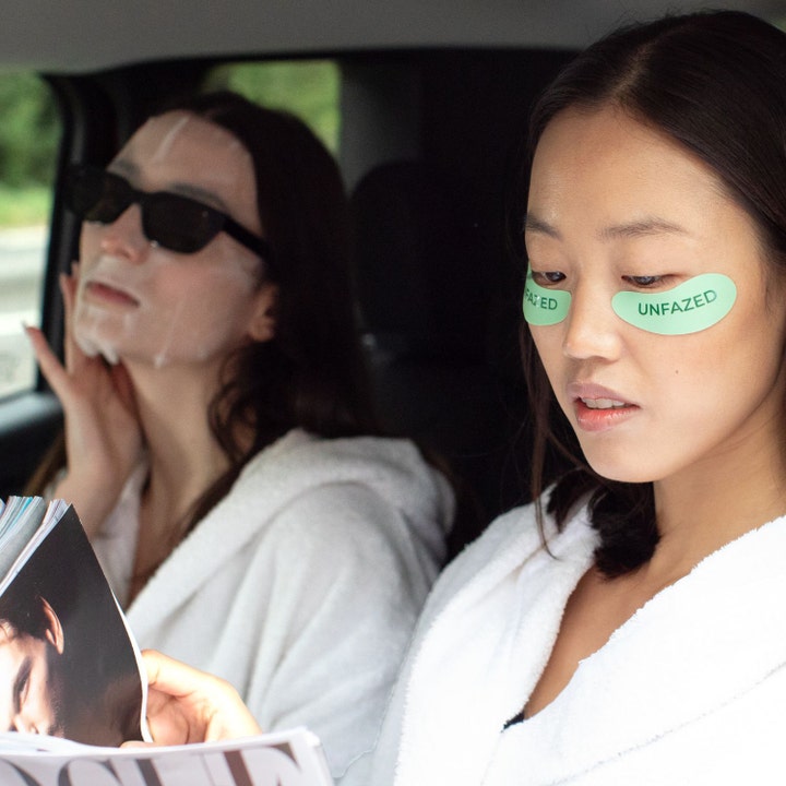 Blik Reusable Eye Masks Green 1 stk genanvendelige eye patches på kvinde i hvid morgenkåbe med teksten UNFAZED
