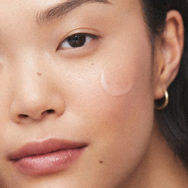 KORA Organics Milky Mushroom Ultra Hydrating Mask 30 ml fugtgivende ansigtsmaske påført på en kvindes kind