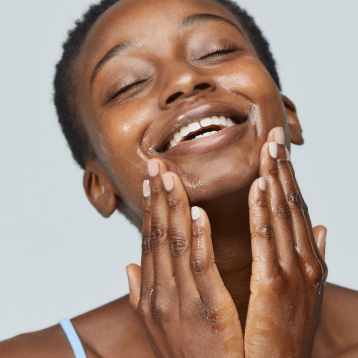 Dermalogica PreCleanse 30 ml cleansing oil masseres ind i huden af en smilende kvinde for en ren og klar glød