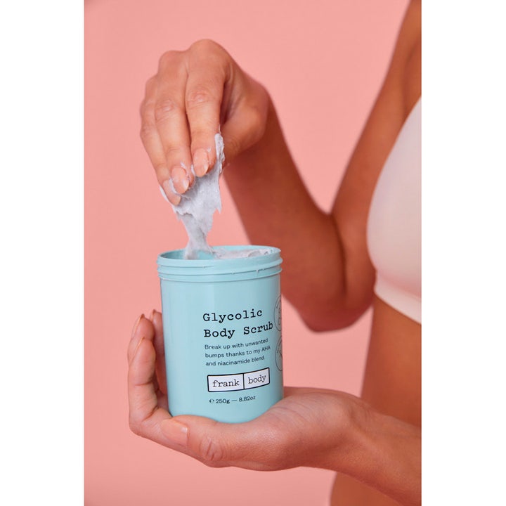 Frank Body Glycolic Body Scrub 250 g eksfoliering med cremet tekstur i lyseblå krukke der giver glød