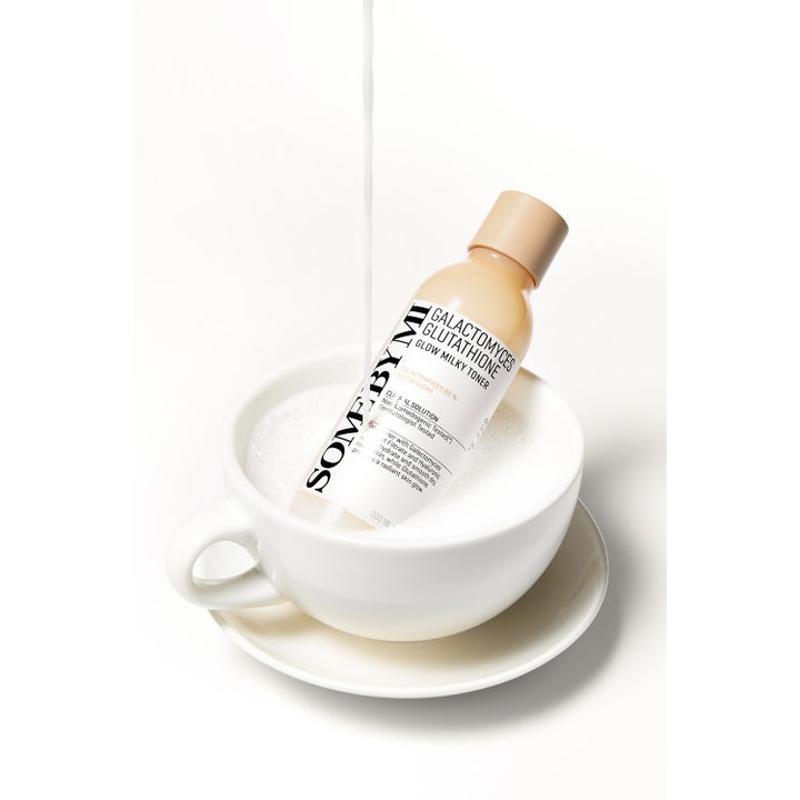 Some By Mi Galactomyces Glutathione Glow Milky Toner 200 ml giver glød i en hvid kop med skummende mælkeagtig væske.