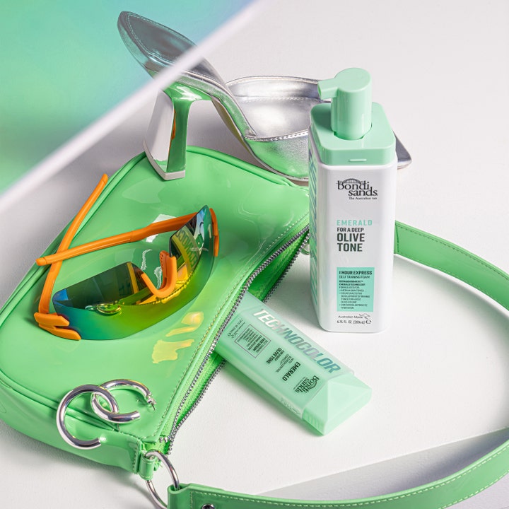 Bondi Sands Technocolor Self Tanning Face Serum Emerald 50 ml giver dyb oliventone vist med limegrøn taske.