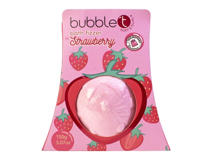 Bubble T Strawberry Bath Fizzer 150g velduftende badebombe i pink pakke med jordbærmotiv og hjerteformet vindue