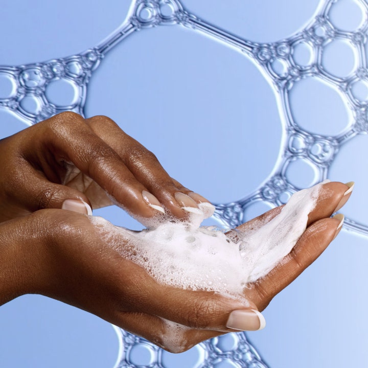 MAC Cosmetics Hyper Real Fresh Canvas Cream-To-Foam Cleanser 125 ml renseskum danner hvidt skum i hænderne mod blå bobler.