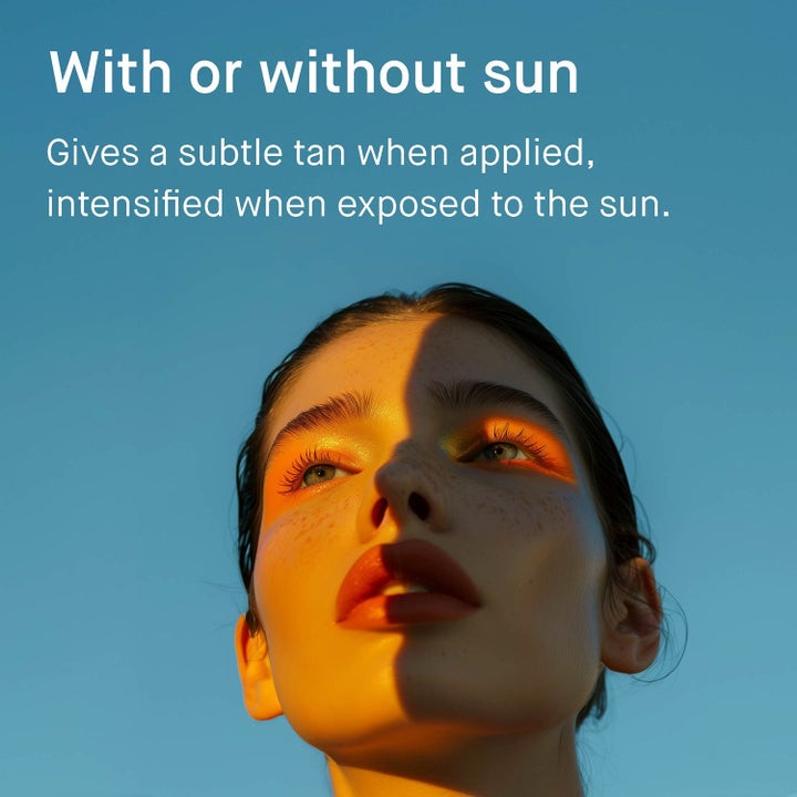 EVY Technology Daily Tan Activator Duo hudpleje giver naturlig solbrun glød på kvinde i gyldent sollys.