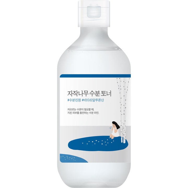 Round Lab Birch Juice Moisturizing Toner fugtgivende toner i gennemsigtig flaske med blå birketræ-illustration