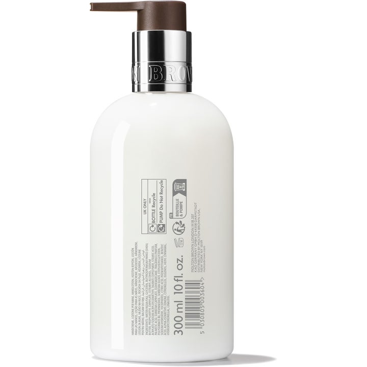 Molton Brown Heavenly Gingerlily Hand Lotion 300 ml fugtgivende handcreme i hvid pumpeflaske set fra bagsiden.