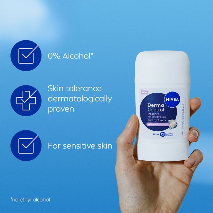 NIVEA Derma Control Restore Deo Stick 50 ml til sensitiv hud i hvid emballage holdes af en hånd