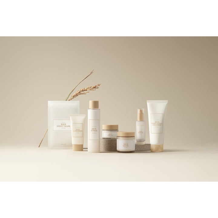 I'm from Rice Whip Facial Cleanser 30 ml cremet ansigtsrens i hvid tube vist i en serie med risstrå på beige baggrund