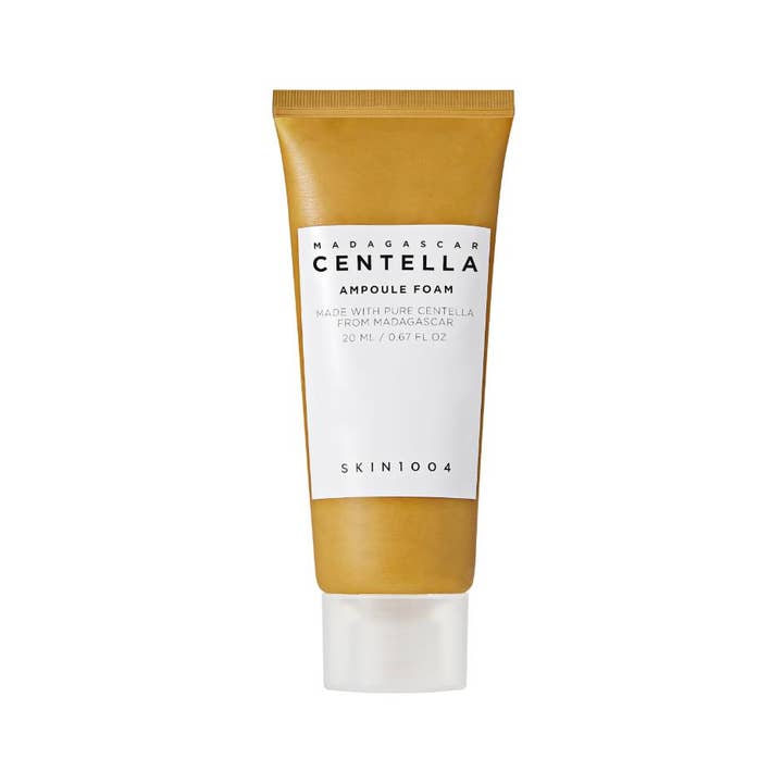 Skin1004 Madagascar Centella Ampoule Foam 20 ml beroligende ansigtsrens i en ravgul og hvid tube