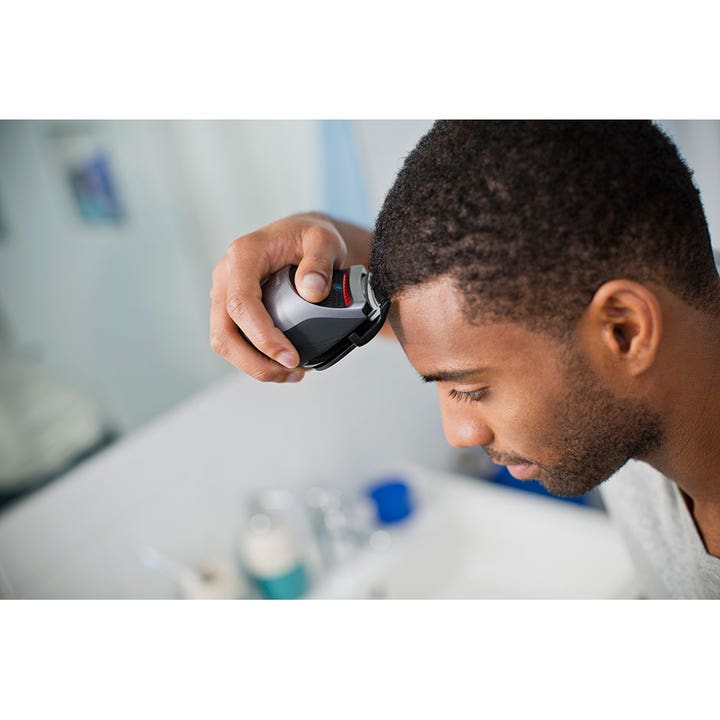 Remington QuickCut Hairclipper 1 stk hårtrimmer til præcis klipning anvendt af mand foran spejl