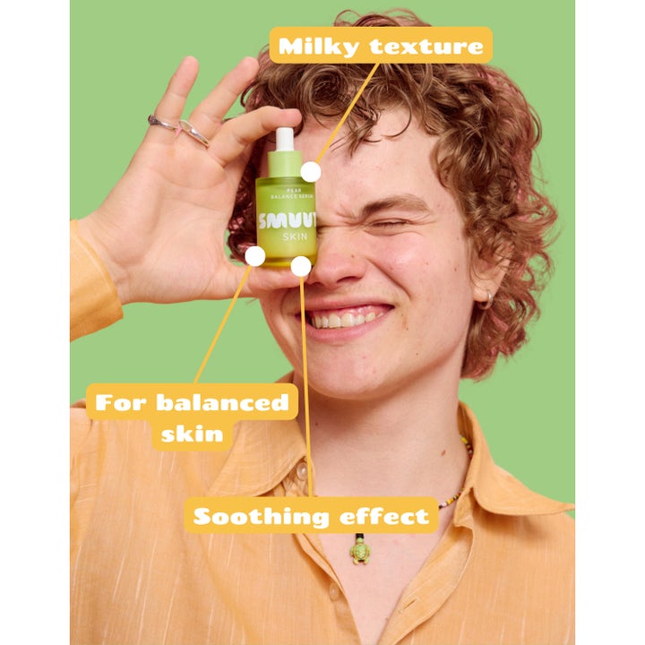 Smuuti Skin Pear Balance Serum 30 ml beroligende ansigtsserum holdt af smilende person med mælkeagtig tekstur